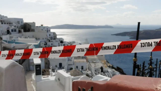Turyści odchodzą, a domy się rozpadają na Santorini, ale odporni mieszkańcy pozostają